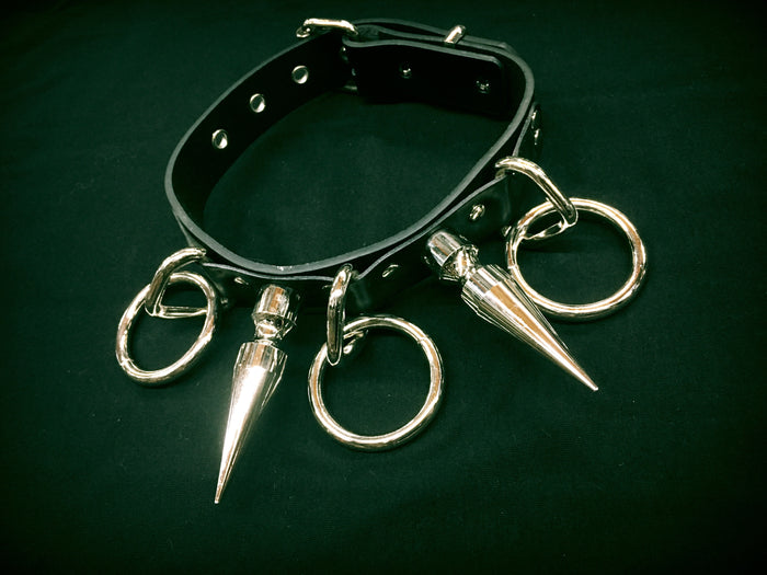 choker on display