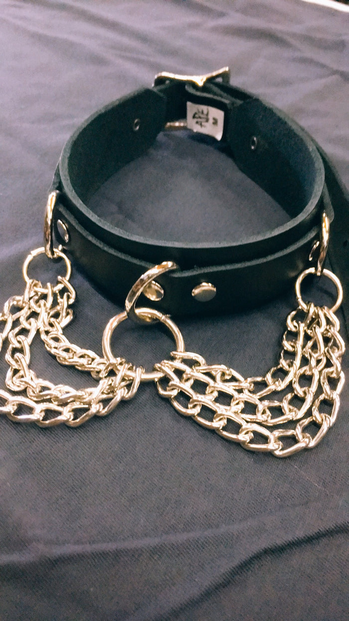 choker on display