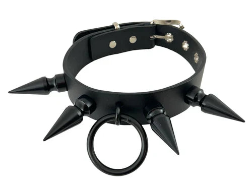 choker on display