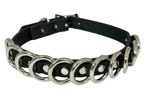 choker on display