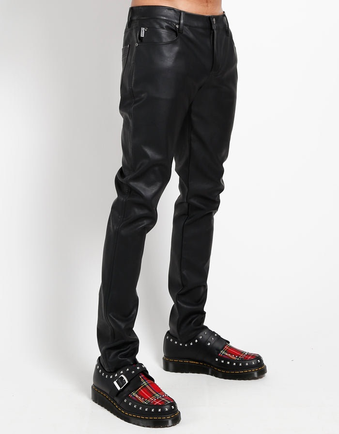model showing side of pants