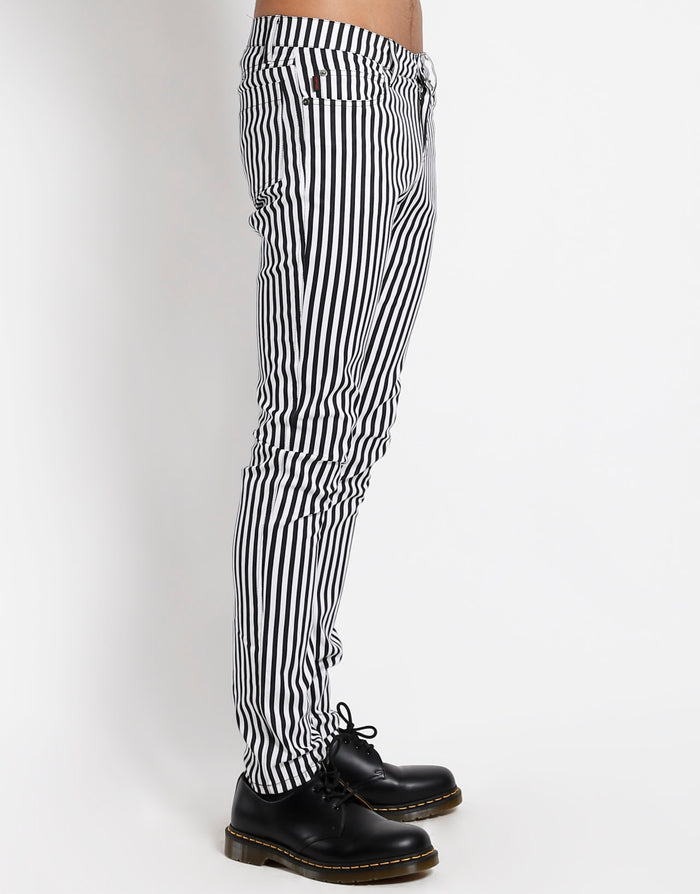 model showing side of pants