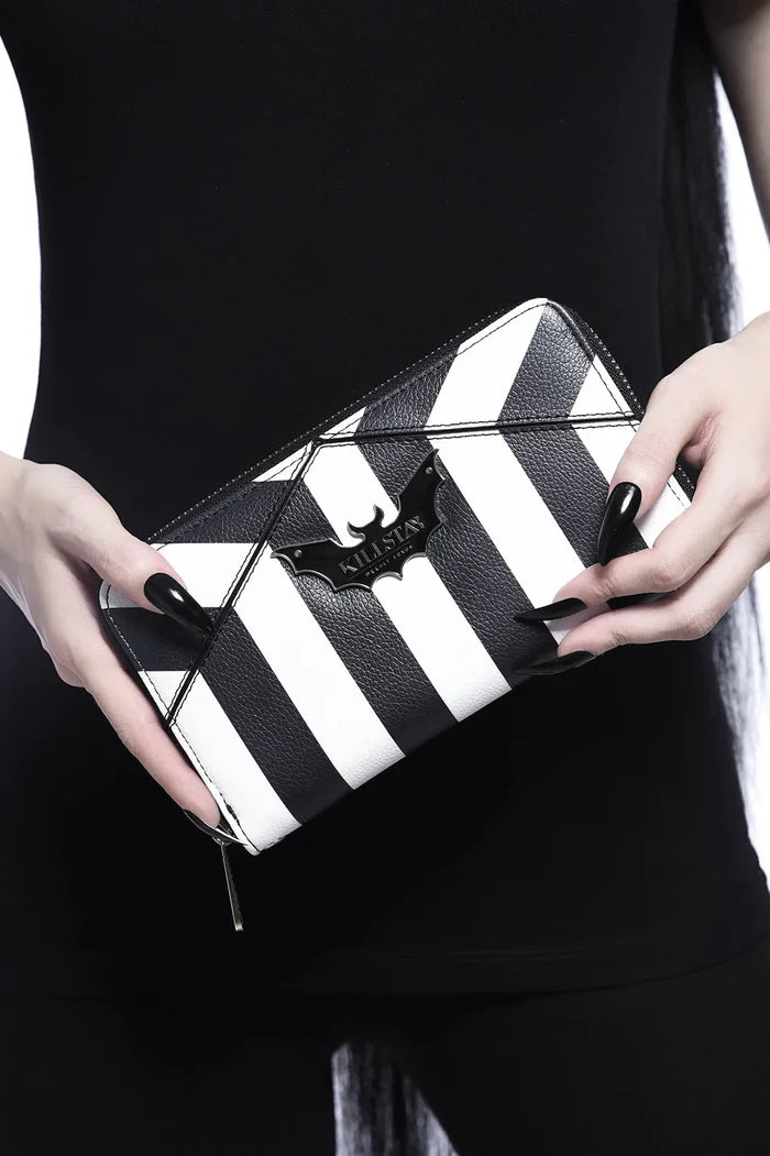 model holding wallet