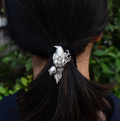 hair tie on model