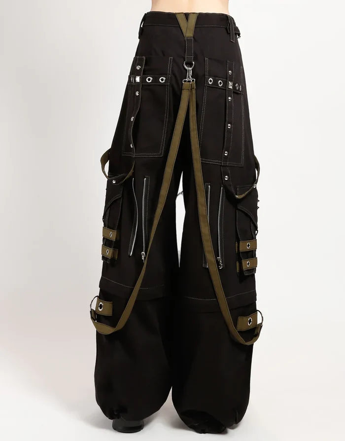 model showing back of pants