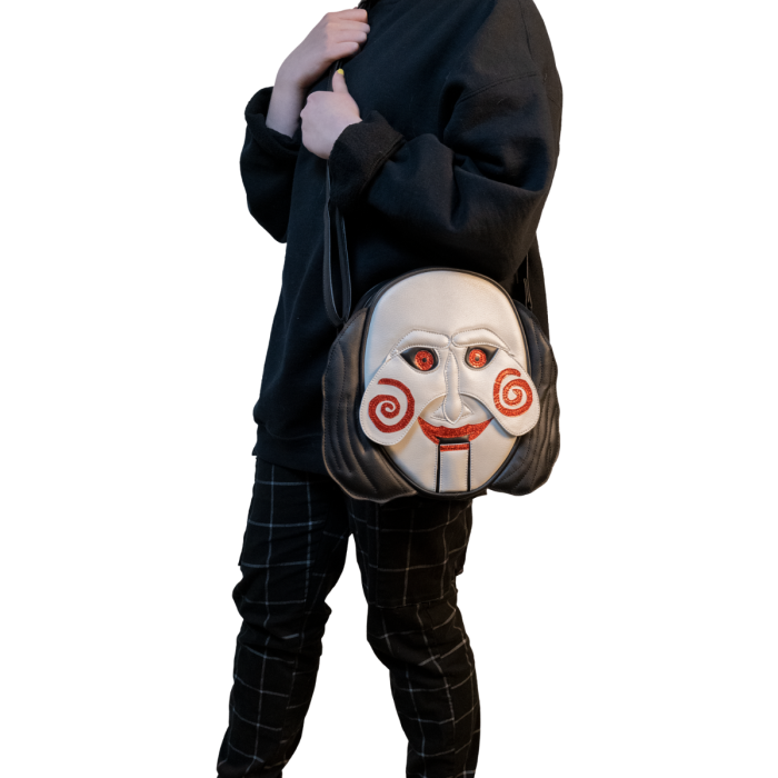 model wearing bag on shoulder