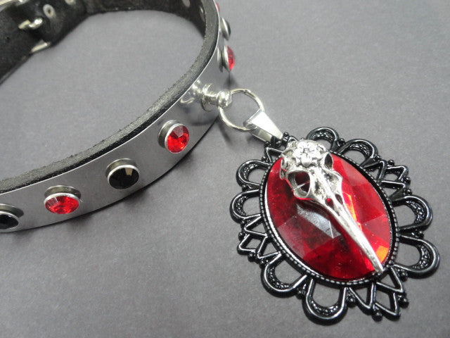 choker on display