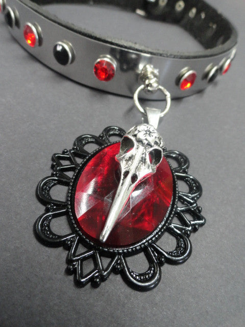 choker on display