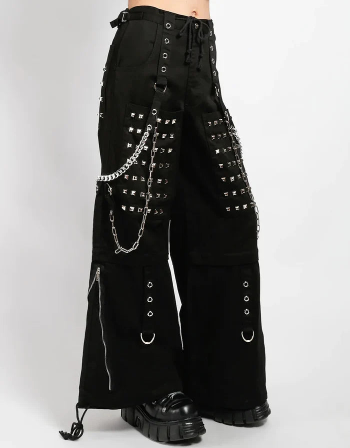 model showing side of pants
