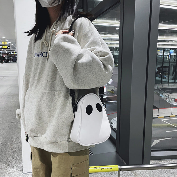 model wearing bag on shoulder